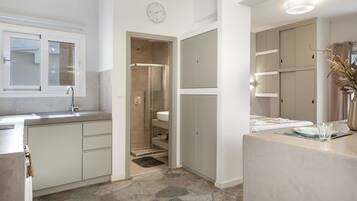 Ein modernes Badezimmer mit Dusche, Toilette und Waschbecken.