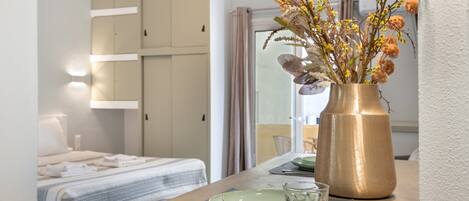 Iron/ironing board, WiFi, bed sheets