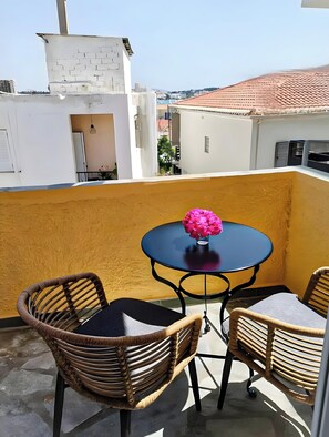 Outdoor dining - 1-Bedroom Apartment in the Heart of Porto Heli (Πόρτο Χέλι)