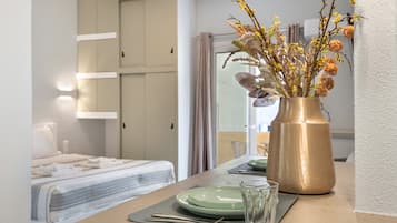 Tabla de planchar con plancha, wifi, ropa de cama