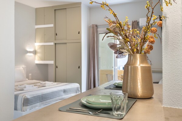 Silitysrauta/-lauta, Wi-Fi, vuodevaatteet