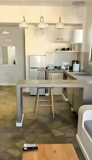 Frigorífico, horno, placa de cocina y lavavajillas