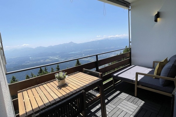 Balkon mit Tisch + Lounge zum Ausziehen