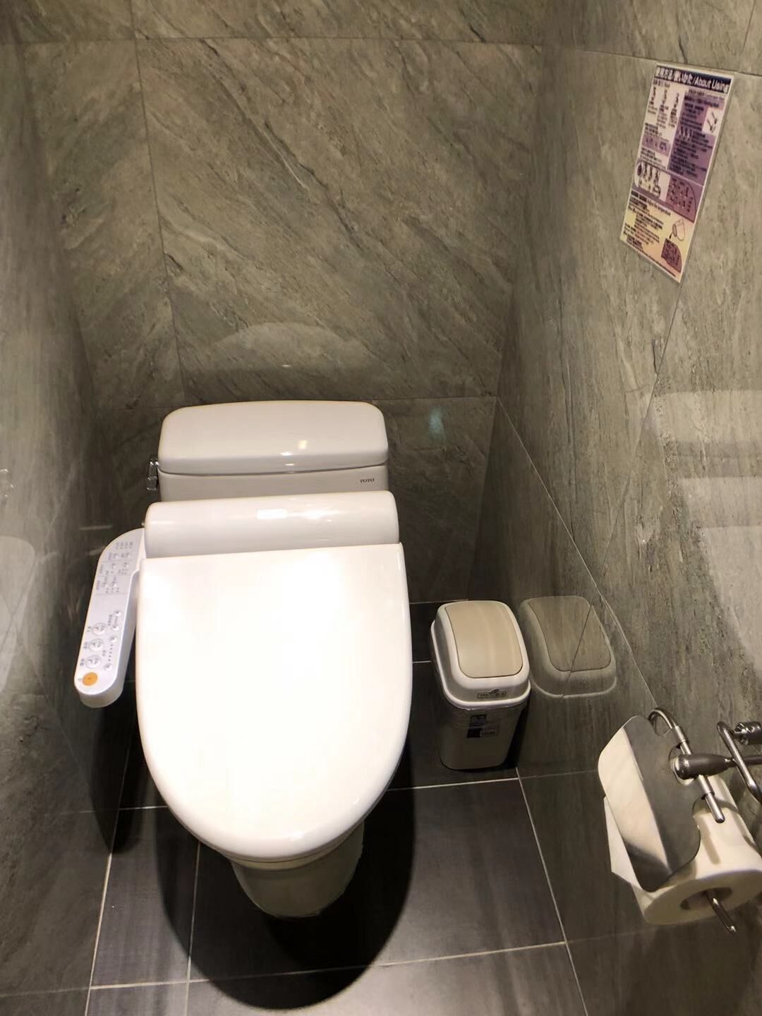 Douche, sèche-cheveux, serviettes fournies, shampoing