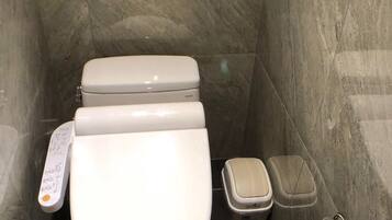 Douche, sèche-cheveux, serviettes fournies, shampoing