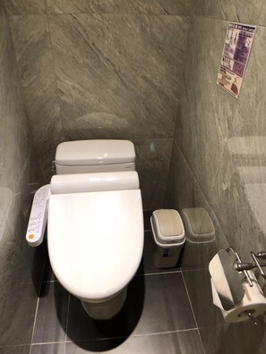 Een douche, een haardroger, handdoeken, shampoo