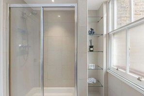 Shower, hair dryer, towels - Luxury Marylebone 2-Bed Apartment • Central London (London)