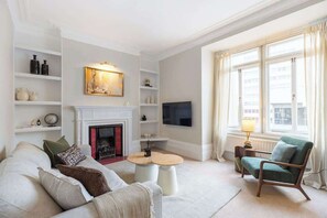 TV, offices - Luxury Marylebone 2-Bed Apartment • Central London (London)