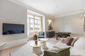 TV, offices - Luxury Marylebone 2-Bed Apartment • Central London (London)