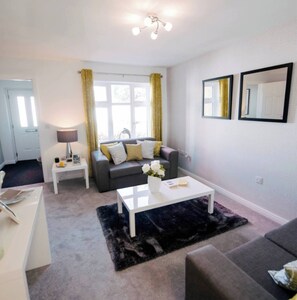 Living room - Beautiful 2-bedroom House Close to the Airport (Manchester)