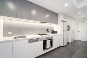 Kjøleskap, mikrobølgeovn, ovn og kokeplater