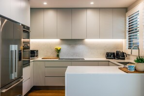 Microwave, stovetop, dishwasher - Willoughby - WIL09 -  Small Street - Executive family haven (Willoughby)