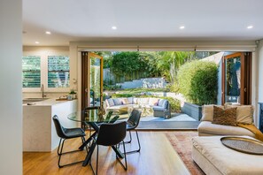 Smart TV - Willoughby - WIL09 -  Small Street - Executive family haven (Willoughby)