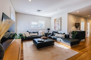 Smart TV - Willoughby - WIL09 -  Small Street - Executive family haven (Willoughby)