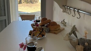 Ein Tisch mit Gebäck, einer Kaffeetasse und einer dekorativen Steinskulptur.