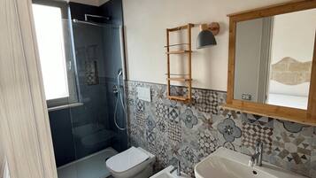 Monolocale Queen Deluxe_03 | Bagno | Doccia, asciugacapelli, bidet, asciugamani