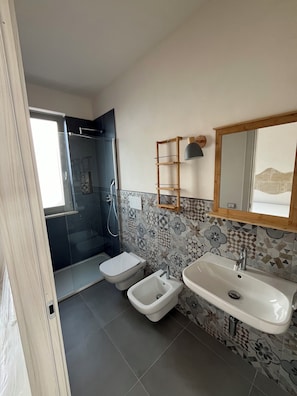 Chambre Deluxe Double ou avec lits jumeaux, vue mer | Salle de bain | Douche, sèche-cheveux, serviettes fournies, savon