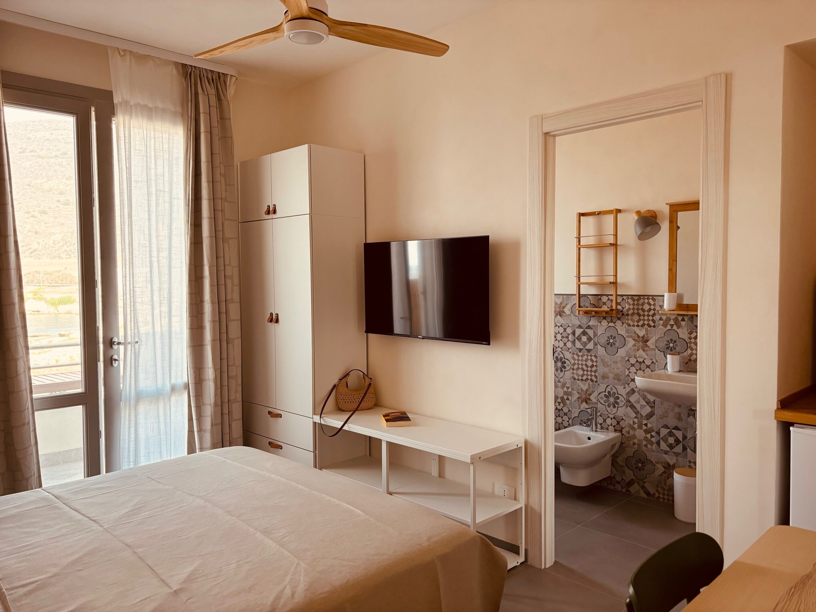 Camera Queen con Vista Mare_10 | Escritorio, espacio para trabajar con un portátil, wifi gratis