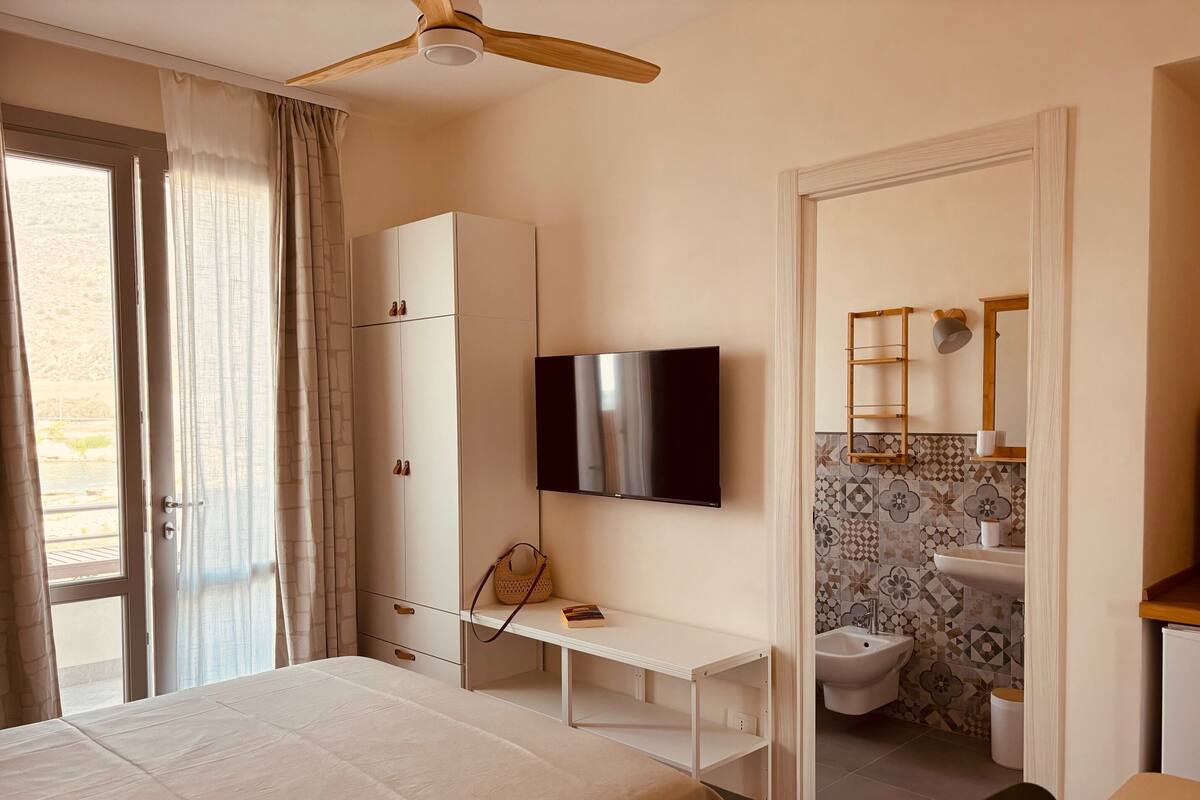 Camera Queen con Vista Mare_10 | Escritorio, espacio para trabajar con un portátil, wifi gratis