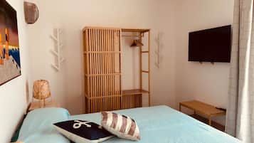 Townhouse – deluxe, sjøutsikt | Skrivebord, skrivebord for bærbar PC og wi-fi (inkludert)