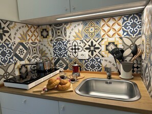 Kühlschrank, Herdplatte, Wasserkocher mit Kaffee-/Teezubehör