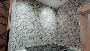 Una cocina con salpicadero estampado, una encimera y una estufa.