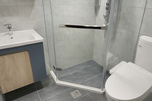 Economy Double Room, Non Smoking, Pets Not Allowed | Bathroom | Hair dryer, towels, shampoo, toilet paper - Light Quarters (Taipei City)