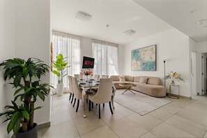Interior - Stylish 2BR in Dubai Marina Near the Beach (Dubai)