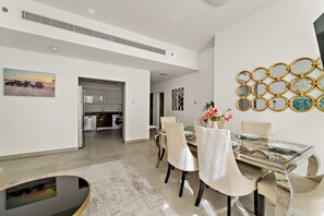 Dining - Stylish 2BR in Dubai Marina Near the Beach (Dubai)