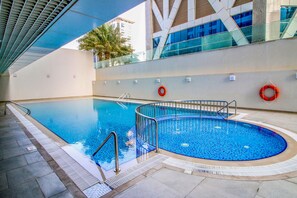 Pool - Stylish 2BR in Dubai Marina Near the Beach (Dubai)