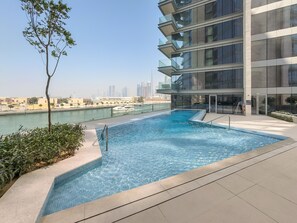 Pool - Elegant Canal-Front 1 BD in a Prime Location (Dubai)