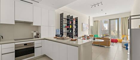 Kjøleskap, mikrobølgeovn, ovn og oppvaskmaskin