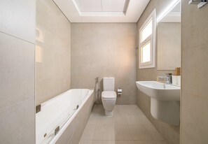 Ducha, secador de pelo, bidet, toallas