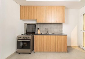 Cafetera y tetera, refrigerador, microondas y horno 