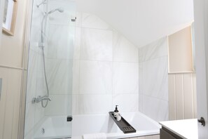 Hair dryer, towels, soap, toilet paper - Cathedral Mews - Located next to Ripon Cathedral (Ripon)