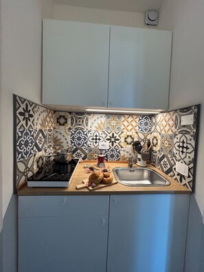 Fridge, stovetop, coffee/tea maker, cookware/dishes/utensils - Queen Deluxe Studio (Favignana)