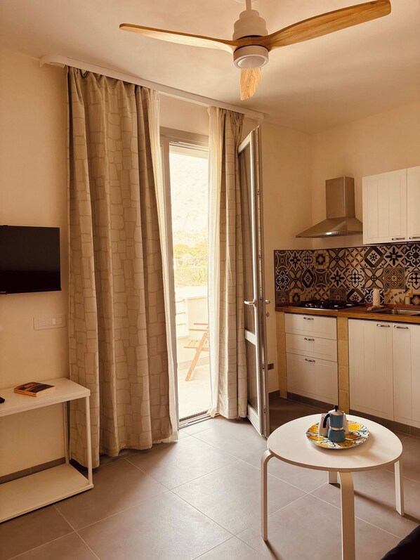 Refrigerador, placa de cocina, cafetera/tetera, utensilios de cocina