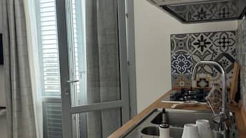 Frigorífic, placa de cuina i cafetera i tetera