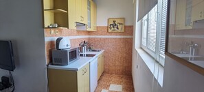 Microwave, stovetop - Charming Studio Apartment in Perfect Beograd with Free Parking (Beograd)