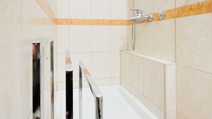 Shower, hair dryer, towels, toilet paper - Charming Studio Apartment in Perfect Beograd with Free Parking (Beograd)