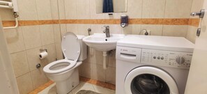 Shower, hair dryer, towels, toilet paper - Charming Studio Apartment in Perfect Beograd with Free Parking (Beograd)