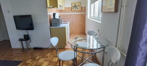 Dining - Charming Studio Apartment in Perfect Beograd with Free Parking (Beograd)