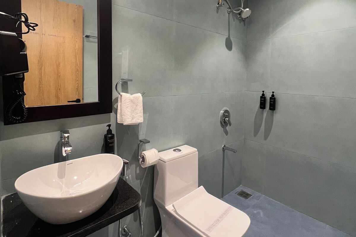 Shower, free toiletries, towels