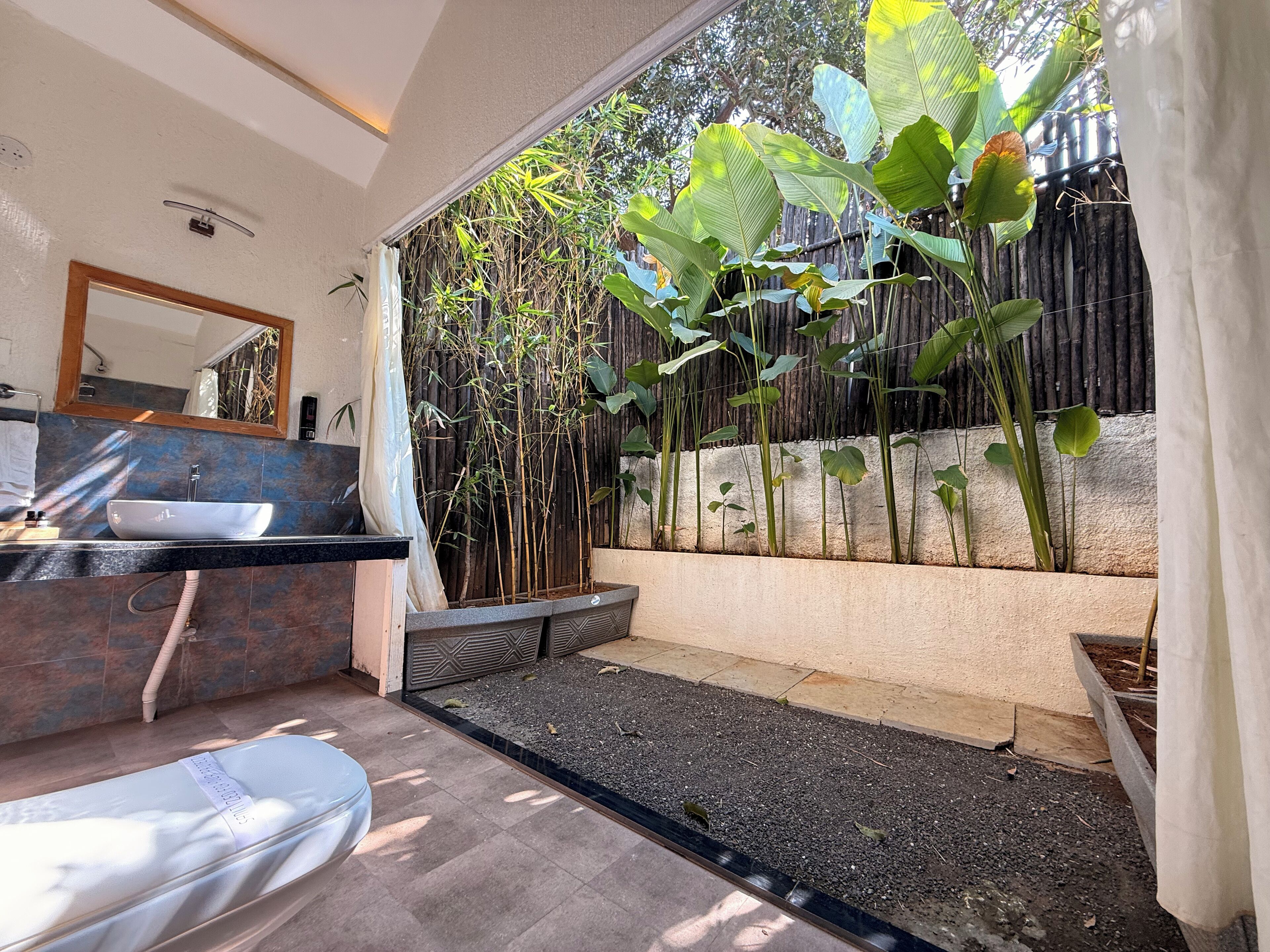 المنطقة المحيطة بالمنشأة