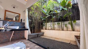 المنطقة المحيطة بالمنشأة