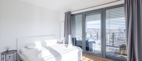 1 soverom, skrivebord, strykejern/-brett og reiseseng for barn