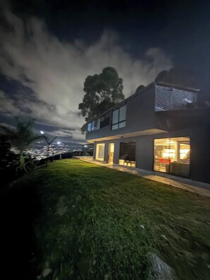 Exterior - Villa With Spectacular Medellin View With Pool and Mini Basket-futbol Field (Medellín)