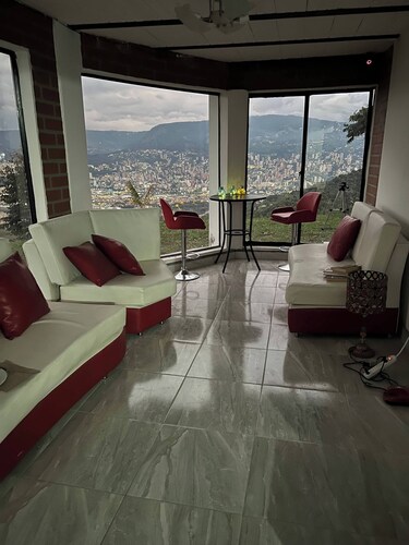 Villa With Spectacular Medellin View With Pool and Mini Basket-futbol Field