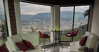 Villa With Spectacular Medellin View With Pool and Mini Basket-futbol Field