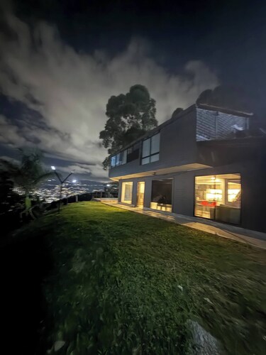 Villa With Spectacular Medellin View With Pool and Mini Basket-futbol Field